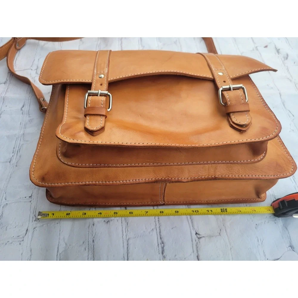 100% Leather messenger bag, stylish, functional, modern, classy, preppy, mod,
